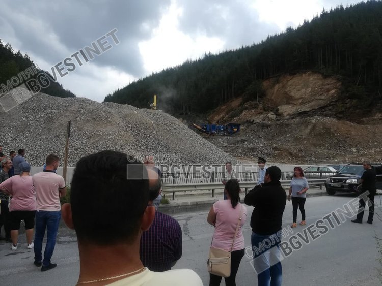 Пред очите на десетки протестиращи: Ново свлачище изрови водопровод за няколко села