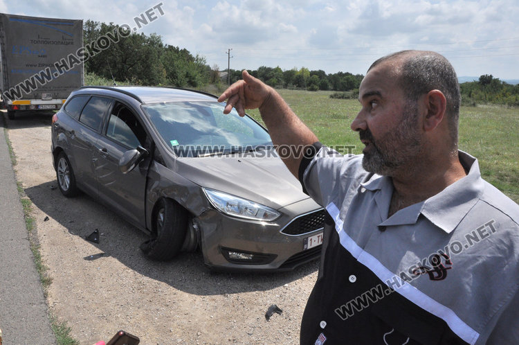 Бетоновоз заби нов Форд в спрял камион край Хасково