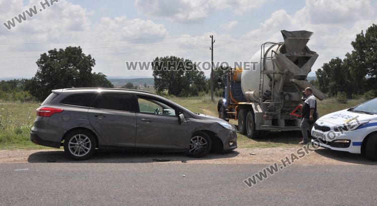 Бетоновоз заби нов Форд в спрял камион край Хасково