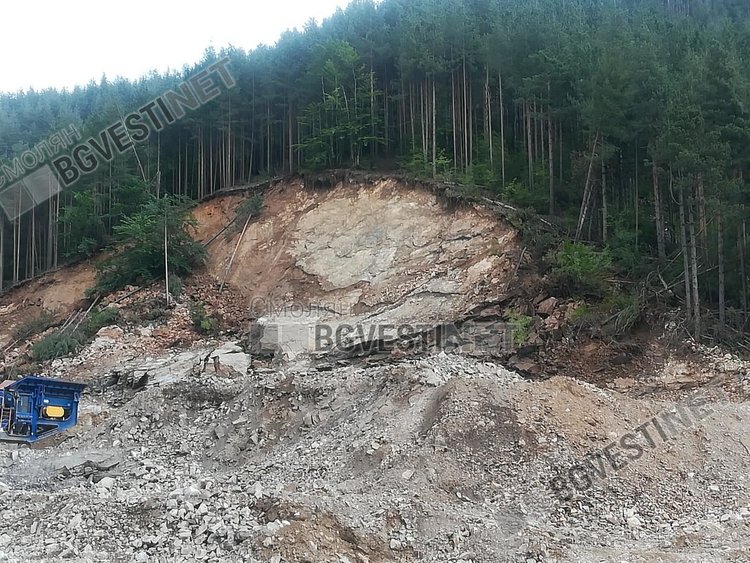 Пред очите на десетки протестиращи: Ново свлачище изрови водопровод за няколко села