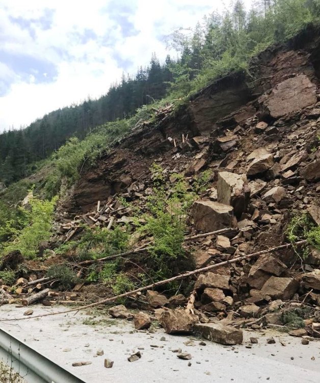 Алпинисти изграждат анкерната система над срутището край Тикале на пътя Смолян - Мадан