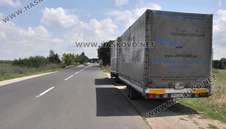 Бетоновоз заби нов Форд в спрял камион край Хасково