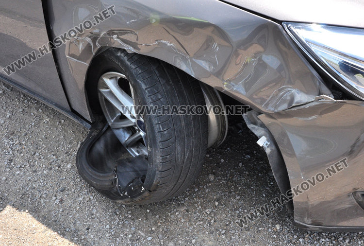 Бетоновоз заби нов Форд в спрял камион край Хасково