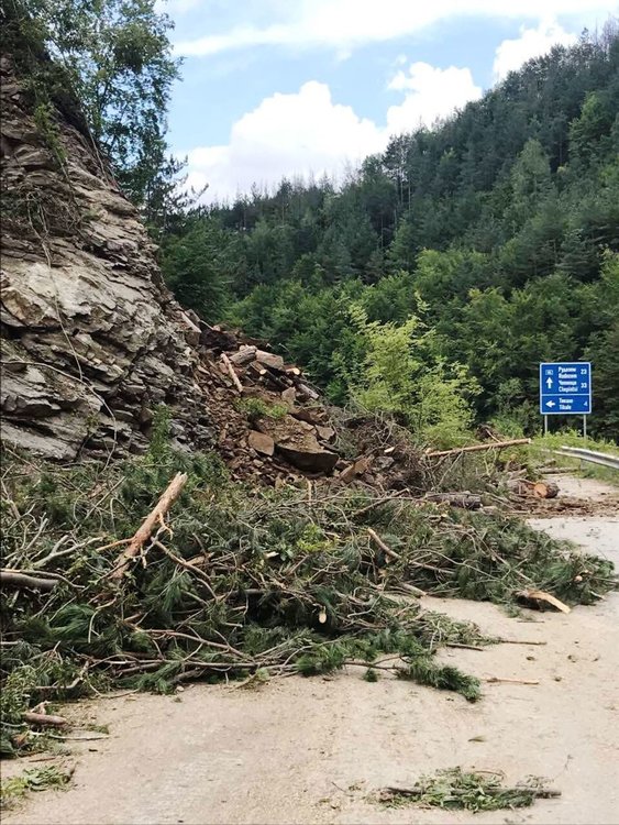 Алпинисти изграждат анкерната система над срутището край Тикале на пътя Смолян - Мадан