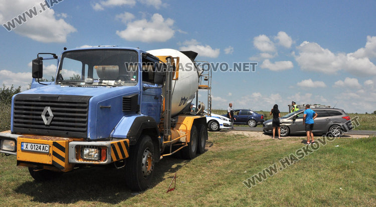 Бетоновоз заби нов Форд в спрял камион край Хасково
