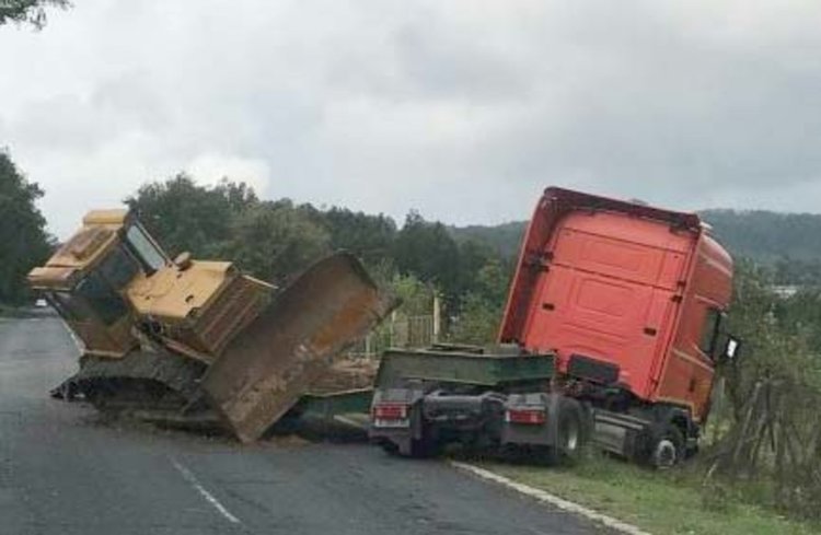 „Скания“ потегли при товарене на багер, нахлу в частен имот