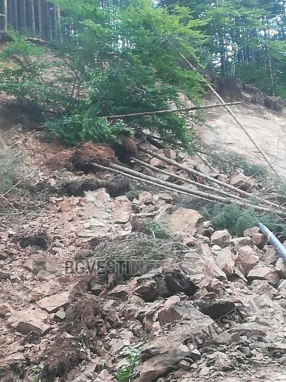 Пред очите на десетки протестиращи: Ново свлачище изрови водопровод за няколко села