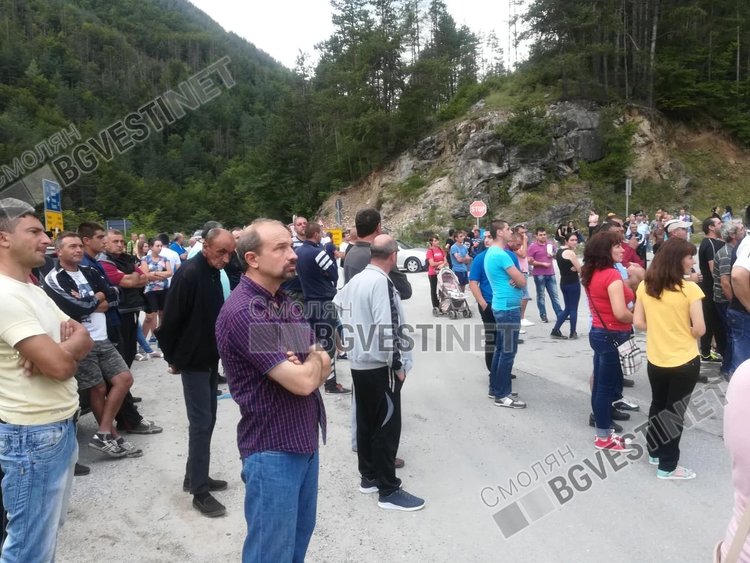 Пред очите на десетки протестиращи: Ново свлачище изрови водопровод за няколко села