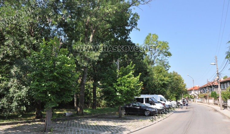 Застрояването е предвидено в ивицата вляво от улицата