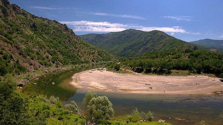 Пожарникари спасиха 17-годишна от воден капан в река Арда