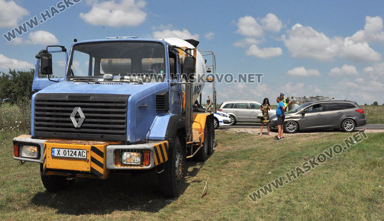 Бетоновоз заби нов Форд в спрял камион край Хасково