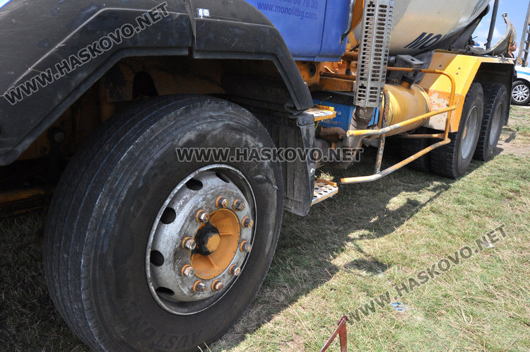 Бетоновоз заби нов Форд в спрял камион край Хасково