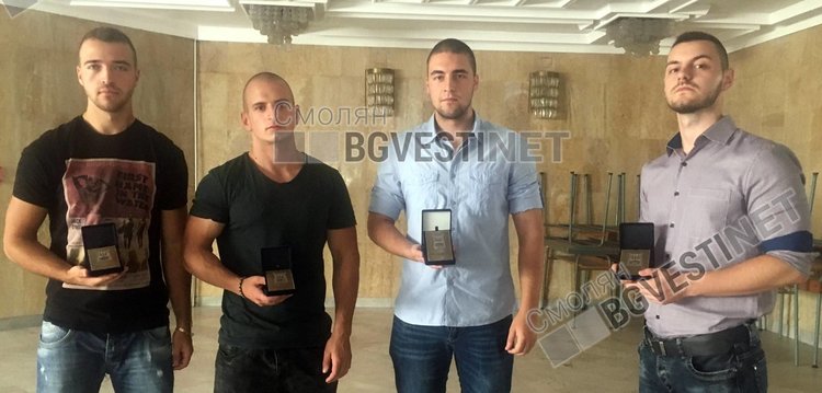 Почетен плакет за младежите, спасили давещата се жена в езеро край Смолян 