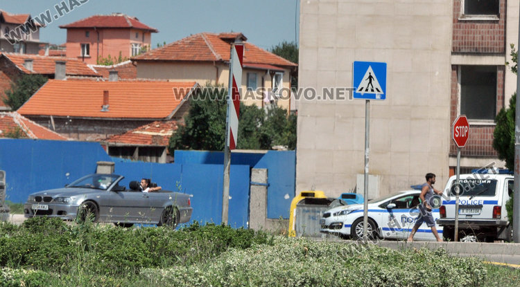 Република под обсада заради ударения полицай, издирват 25-годишен катунар