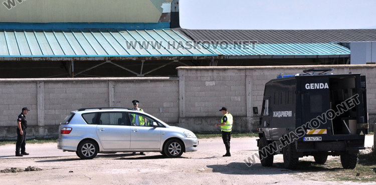 Република под обсада заради ударения полицай, издирват 25-годишен катунар
