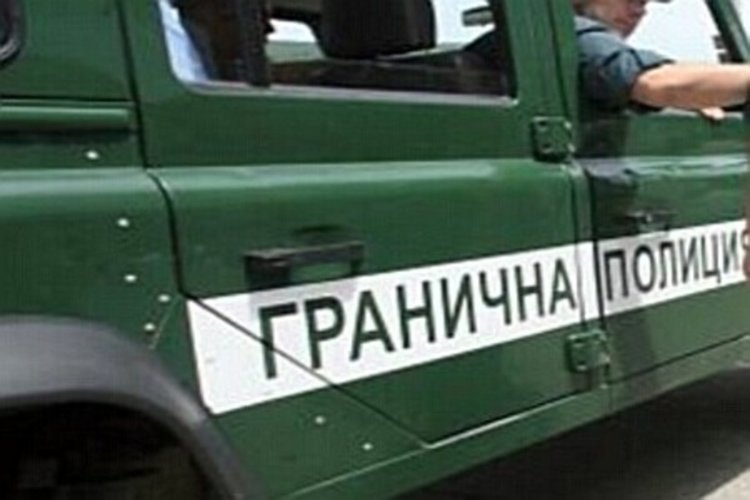Двaма 17-годишни задържани трафик на мигранти през гръцката граница
