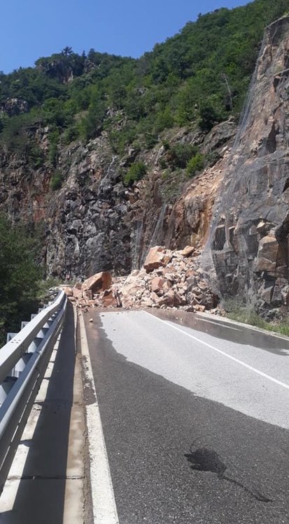 600 тони скали затапиха пътя Пловдив-Смолян, работят за отваряне на едната лента