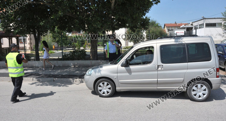 Република под обсада заради ударения полицай, издирват 25-годишен катунар