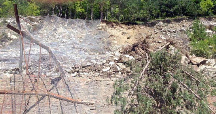 Ново срутване край Забърдо, зам.-министър пристига на оглед