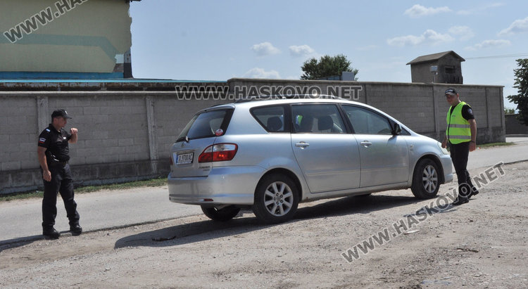 Република под обсада заради ударения полицай, издирват 25-годишен катунар