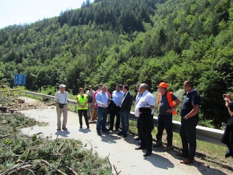 Слагат "байпас" на изровения от ново свлачище водопровод край Тикале