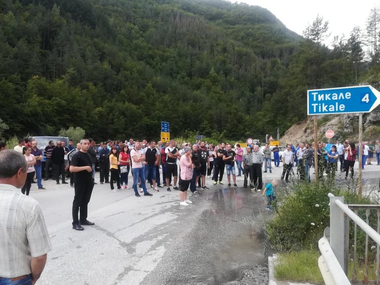 Снощи повече от два часа пътят остана блокиран от граждански протест. Хората настояват за бързо и адекватно решаване на проблема.