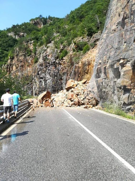 Голямо срутване затвори пътя Пловдив-Смолян след Юговското ханче