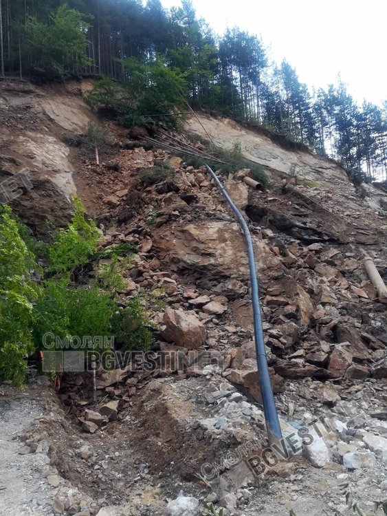 Водопровод, захранващ Търън и околните села, увисна във въздуха, след като ново срутване се активира на 1 август вечерта