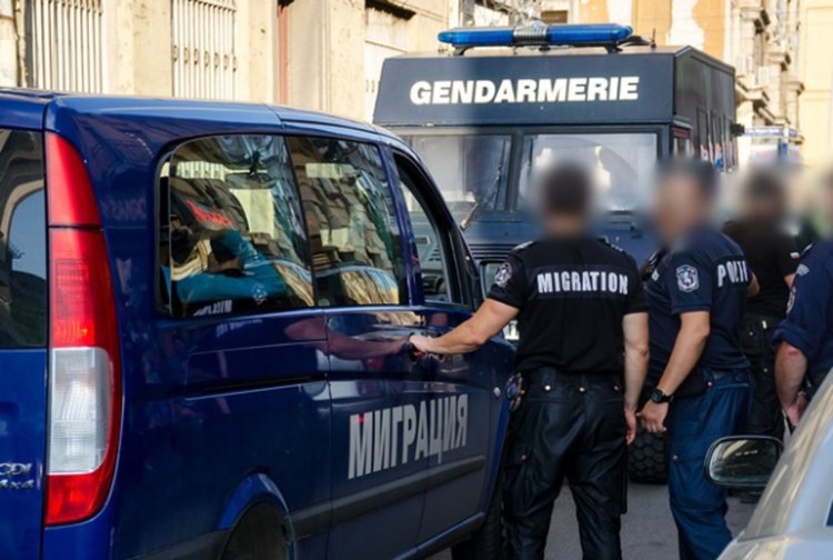 Задържаха двама 17-годишни за трафик на 29 иракчани