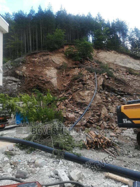 Слагат "байпас" на изровения от ново свлачище водопровод край Тикале