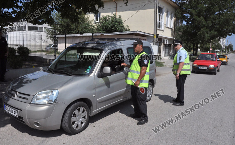 Република под обсада заради ударения полицай, издирват 25-годишен катунар