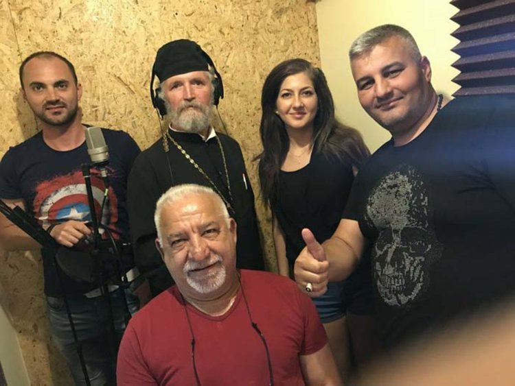 Отец Петър и Нешко Нешев с общ албум