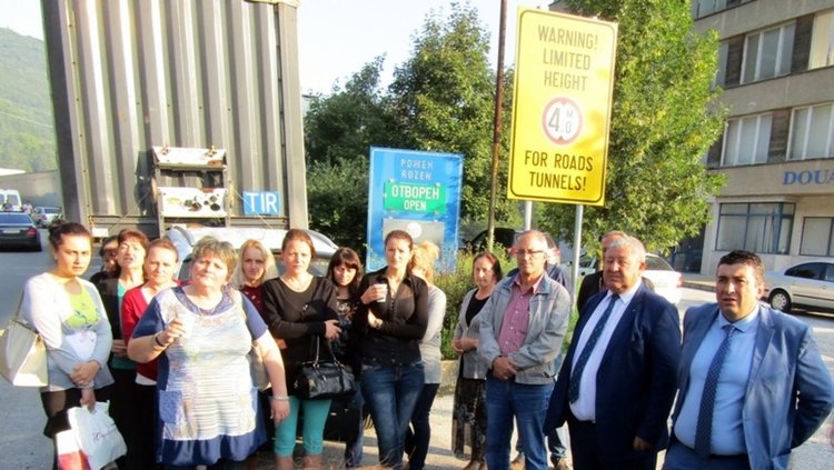 Областният управител тушира напрежението заради свлачището с идея за редовни срещи с протестиращите