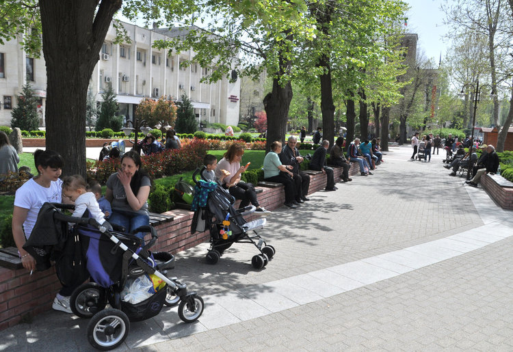Динамично време в петък, дъжд на места