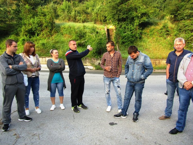 Областният управител тушира напрежението заради свлачището с идея за редовни срещи с протестиращите