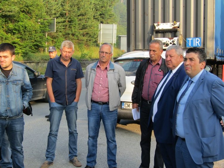 Областният управител тушира напрежението заради свлачището с идея за редовни срещи с протестиращите