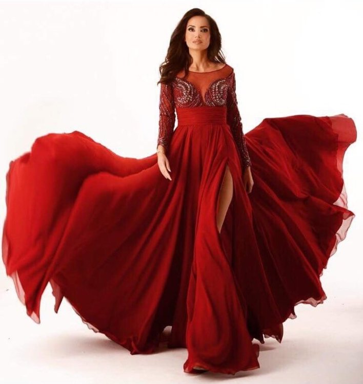 Наталия Гуркова с рокля на Радослава с над 10 метра плат в огнено червено