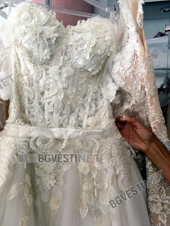 Сватбена рокля, създадена от Радослава с много орнаментика и богат корсет, който заедно с 3D цветята в момента е моден писък