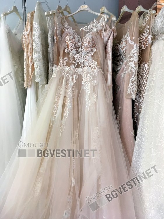 От майка си Радослава научава тайната на красивата рокля-иска много и скъп плат, а всеки моделстои нежно и ефирно, дори в него да са вложени 10 метра  плат 