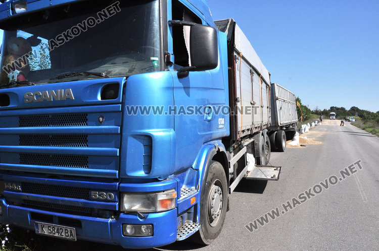 Камион разсипа зърно край Книжовник, мъж и дете пострадаха при катастрофа на магистралата