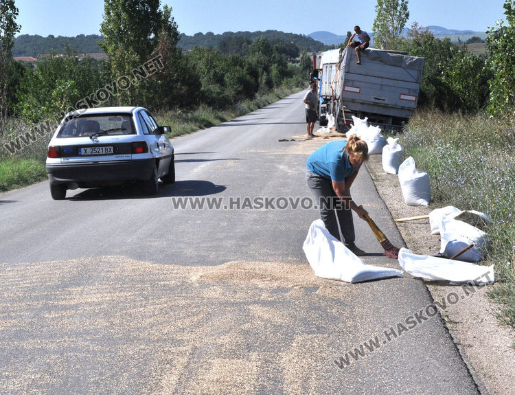 Камион разсипа зърно край Книжовник, мъж и дете пострадаха при катастрофа на магистралата