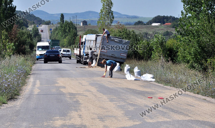 Камион разсипа зърно край Книжовник, мъж и дете пострадаха при катастрофа на магистралата