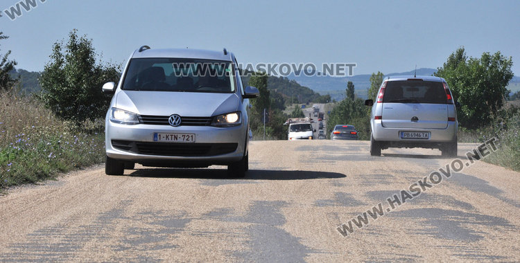 Камион разсипа зърно край Книжовник, мъж и дете пострадаха при катастрофа на магистралата