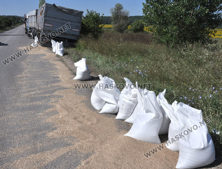 Камион разсипа зърно край Книжовник, мъж и дете пострадаха при катастрофа на магистралата