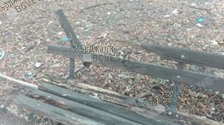 Живущите на ул.”Металург” искат нови пейки, старите изпотрошени от вандали