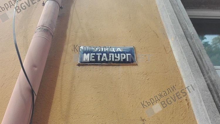 Живущите на ул.”Металург” искат нови пейки, старите изпотрошени от вандали