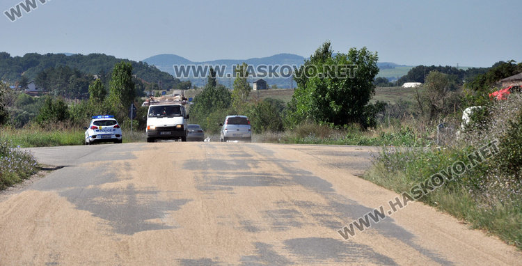 Камион разсипа зърно край Книжовник, мъж и дете пострадаха при катастрофа на магистралата