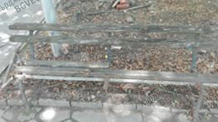 Живущите на ул.”Металург” искат нови пейки, старите изпотрошени от вандали