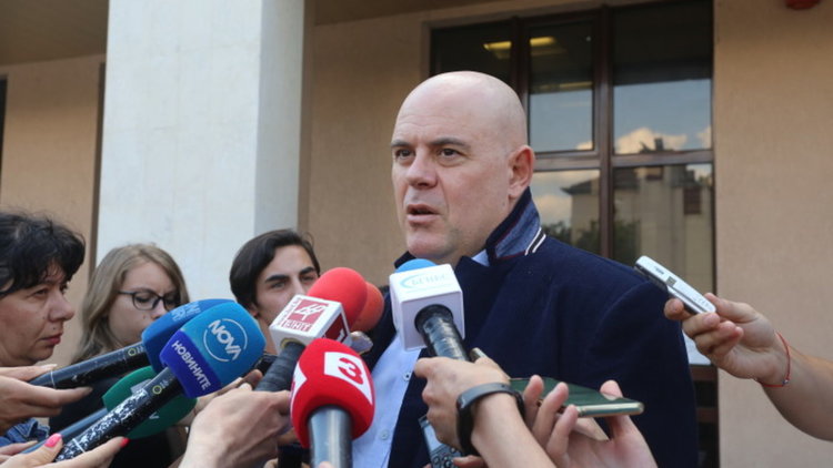 Общинарят от БСП, замесен с Очите, крил тефтер с дължимото за боса