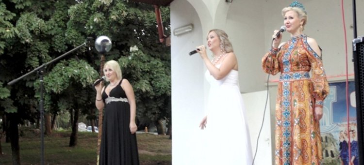 Руски песни и танци  и български фолклор на сцената на Минерални бани